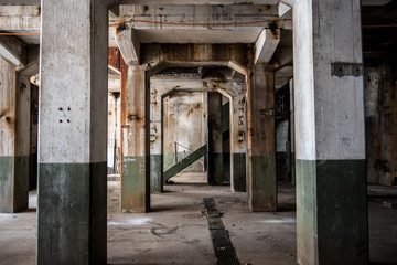 Fototapeta na wymiar Verlassene Fabrikhalle mit Säulen, urban