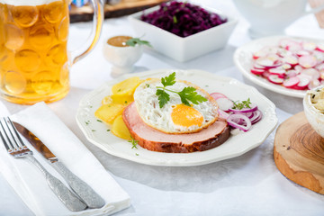 Oktoberfestbier und bayerische Spezialitäten 