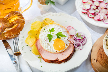 Oktoberfestbier und bayerische Spezialitäten 