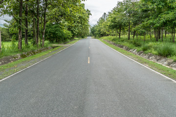 Obraz premium Asphalt road with yellow line