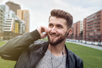 Attraktiver Mann hört Musik