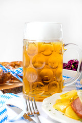Bierkrug und Leberkäse