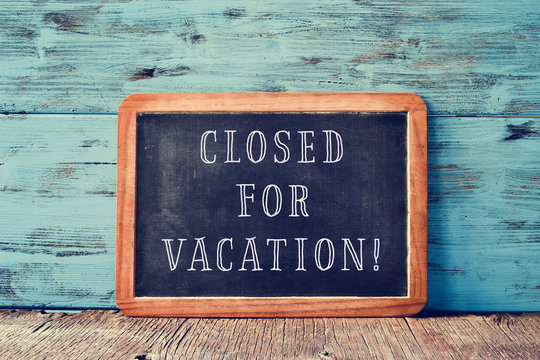 text closed for vacation in a chalkboard