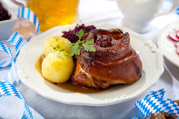 Oktoberfestbier und traditionales Essen (Schweinehaxe und verschiedene zutaten)