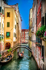 Schöne Szene mit traditioneller Gondel und Kanal in Venedig, Italien