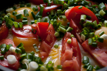 scrambled eggs with tomato and onion