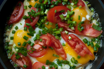 scrambled eggs with tomato and onion