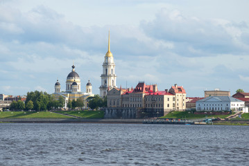 Obraz premium View on the Spaso-Preobrazhensky Cathedral and the building of bread exchange from the left Bank of the Volga river. Rybinsk, Russia