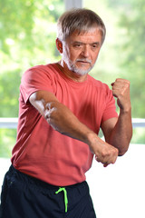 Senior mit Selbstverteidigung
