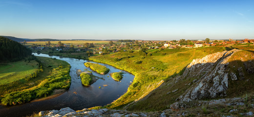 панорама реки с деревней на берегу утром, Россия, Урал © 7ynp100