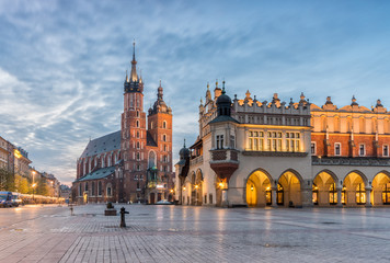 Obraz premium Kościół Mariacki i Sukiennice na Rynku Głównym w Krakowie, oświetlone w nocy