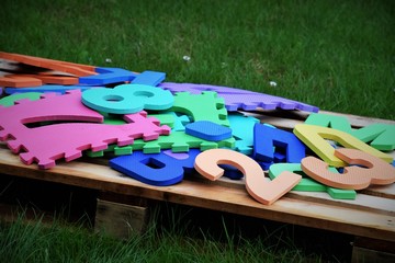 künstlerische Vielfalt im Fokus - bunte Lettern