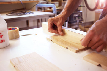 Schreiner baut ein Modell Holz & Laim