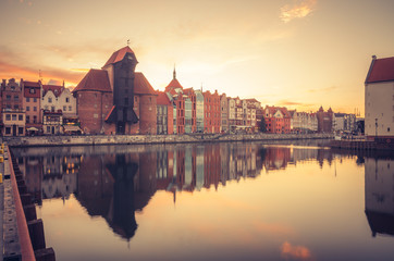 De oude stad van Gdansk met haven en middeleeuwse kraan in de avond