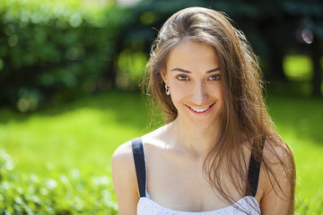 Naklejka premium Portrait of beautiful young happy woman