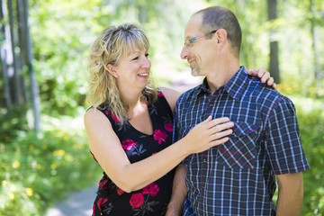 Obraz premium Happy adult couple in park
