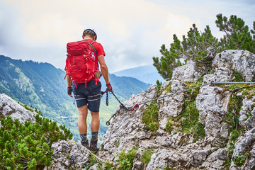 vastberaden klimmer kijkt naar rand / bergbeklimmer in Oostenrijk