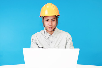 ノートパソコンで仕事中の労働者