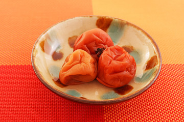 小皿に入った梅干し