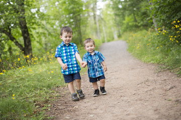 Fototapeta premium Dzieci bawią się na świeżym powietrzu w słoneczny letni dzień.
