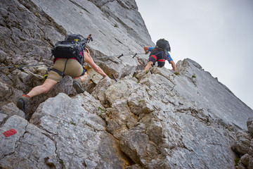 alpinisme hommes / escalade dans les alpes autrichiennes à Wilder Kaiser