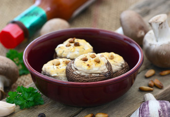 Champignons gefüllt mit Käse - Frischkäse in Keramik auf Holz / Foodstyling / Rustikal 