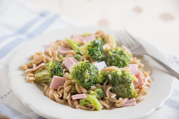 Pasta mit Brokkoli und Schinken