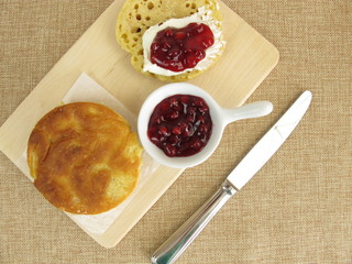 Selbst gemachte Toastbrötchen aus der Pfanne mit Preiselbeeren zum Frühstück