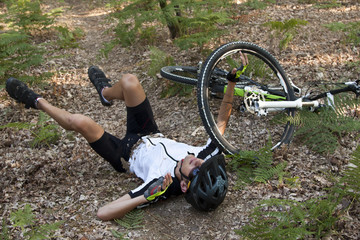 Naklejka premium mountain biker accident on the mountain running