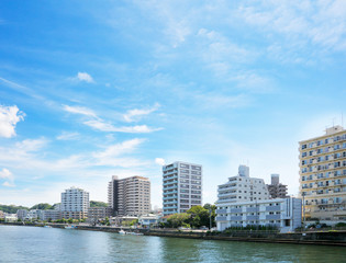 水辺の町と青空