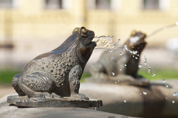 Fountain with elements of frogs.
