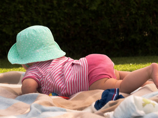 Baby mit Hut von hinten
