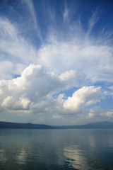 Naklejka na ściany i meble 洞爺湖と夏の雲