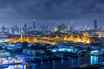 Fototapeta na wymiar Grand palace at twilight in Bangkok, Thailand..