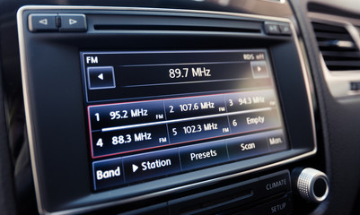 Smart multimedia touchscreen system for automobile