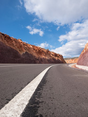 Camino de ruta y carretera entre montañas