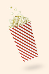 Fliegende Popcorn mit rotgestreifter Packung