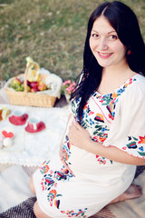 Pregnant woman posing in the park