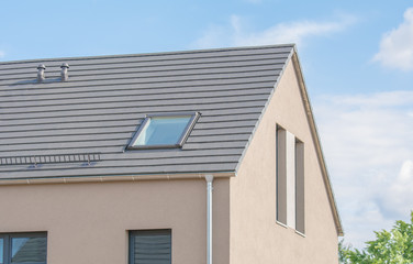Moderne flache Dachschindeln und Dachflächenfenster