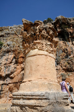 S&auml;ule in der Ausgrabung vom Heiligtum des griechischen Gottes Pan im Norden Israels nahe der Jordanquelle