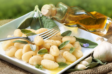 Gnocchi mit Salbei und Olivenöl, vegetarisch, Textraum, copy space