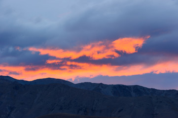 Fototapeta na wymiar Wolken Glühen Sonnenuntergang episch 