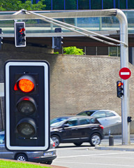 semasforos con transito de coches y señales en Barcelona