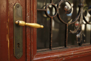 Obraz premium Rustic golden handle on wooden door