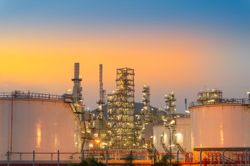 Obraz na płótnie Canvas Oil refinery at twilight