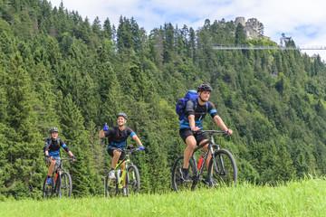 Obraz premium Trzech wesołych rowerzystów górskich