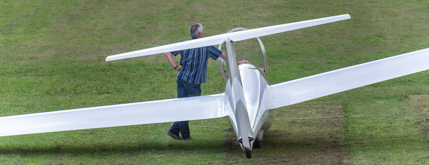 sailplane on an airfield © Tobias Arhelger