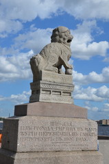 Obraz premium St. Petersburg, Russia. Ancient Chinese (Manchurian) sculptures Shih Tsza on Petrovskaya quay of Neva river (1907)