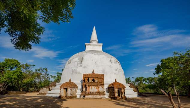 Kiri Vehera Dagoba in the Ancient City of Polonnaruwa, Sri Lanka, Asia.