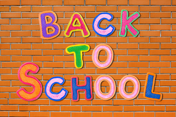 Obraz premium Back to School desk table top view, words on grunge old wooden board background. Education concept. Time for learning.